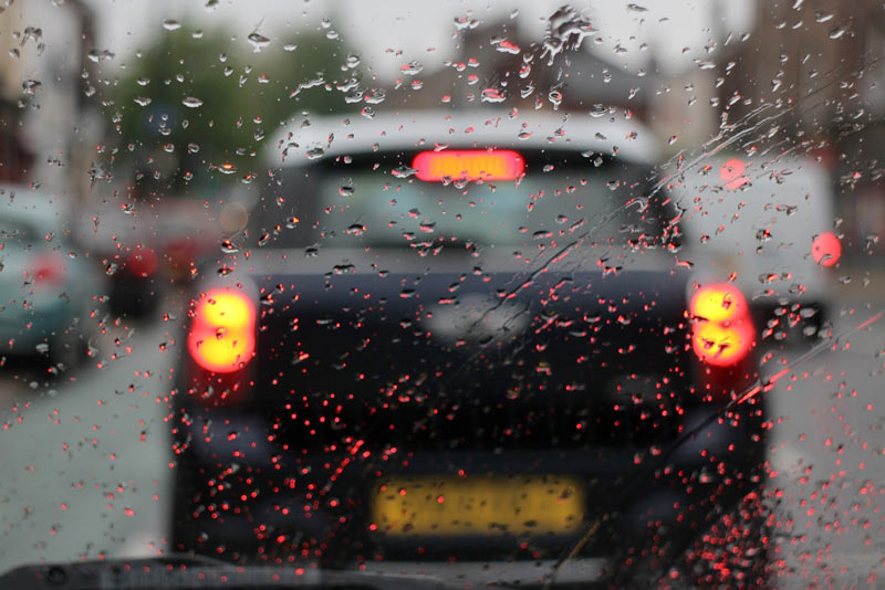 Conducción con lluvia, ¿qué hay que tener en cuenta para no dañar tu coche?
